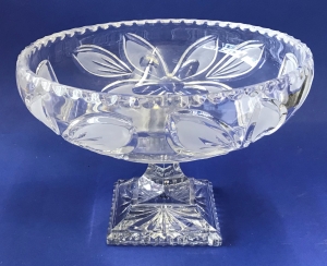 Schale auf Fuß Blume