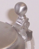 Bierkrug aus Ton mit Wappen und Adlerdeckel handgemalt 9857